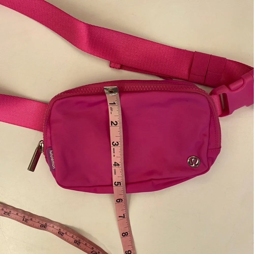 Lululemon || Everywhere Belt Bag 1L Sonic‎ Pink - Picture 9 of 10